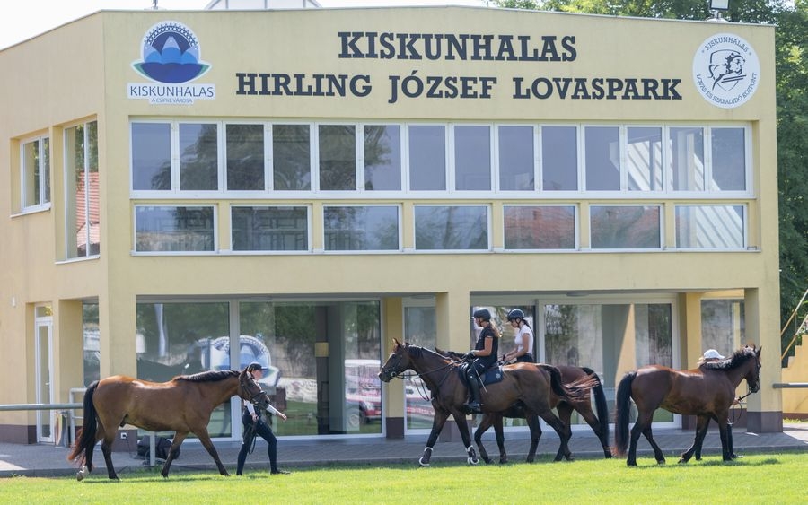 Megjöttek a lovasok az év legnagyobb halasi versenyére 