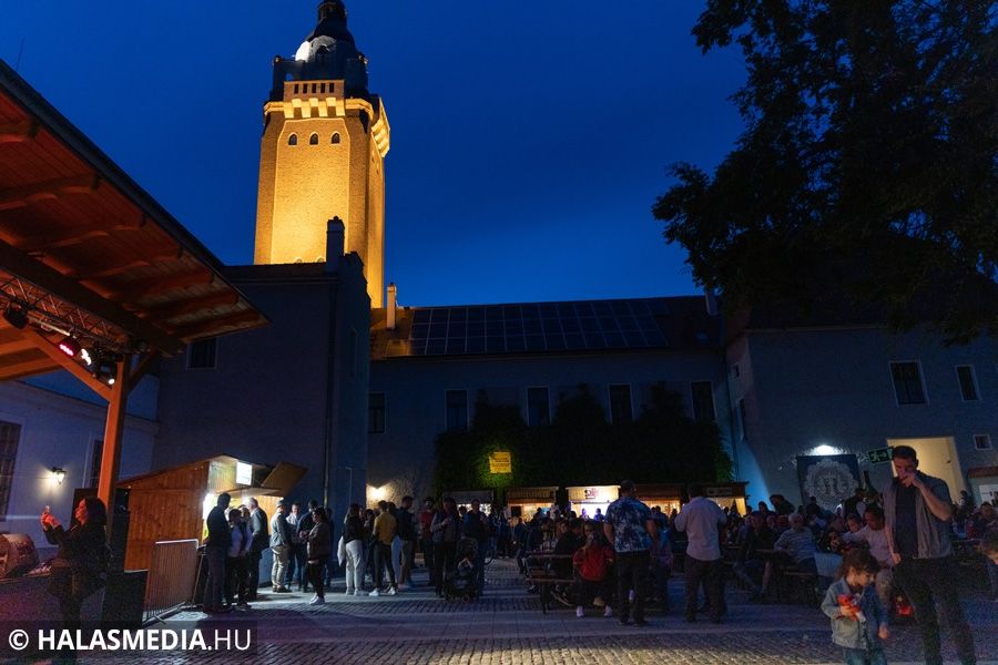Borudvar-ismét megtelt a városháza díszudvara