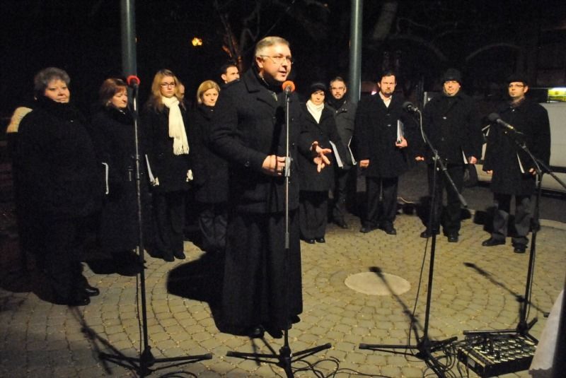 Fellobbant az első adventi gyertya lángja