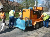 Új géppel kátyúz a városüzemeltetés