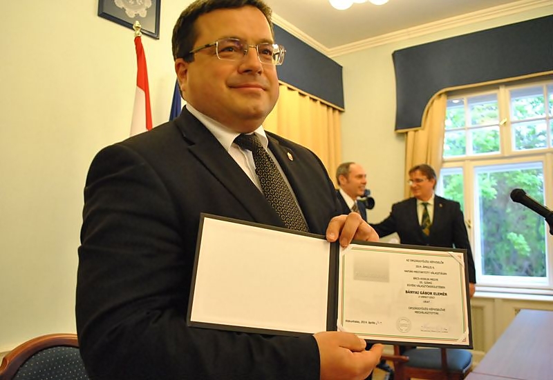„Munkára jelentkezett” - Bányai Gábor átvette megbízólevelét
