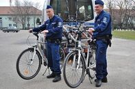 Kerékpáros rendőrök Halas utcáin