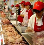 Tesco, Démász: felesleges emberek?