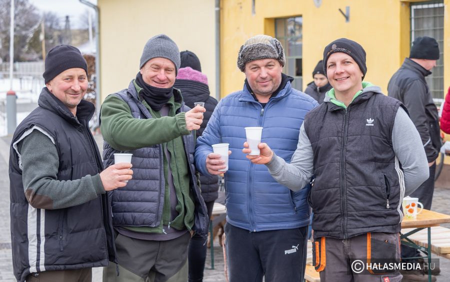 (►) Disznót vágtak a lovasparkban (galéria)