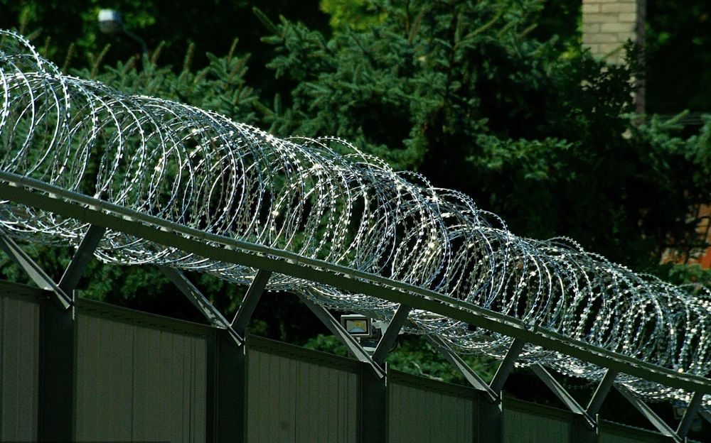 Halason is négyméteres kerítés őrzi a migránsokat