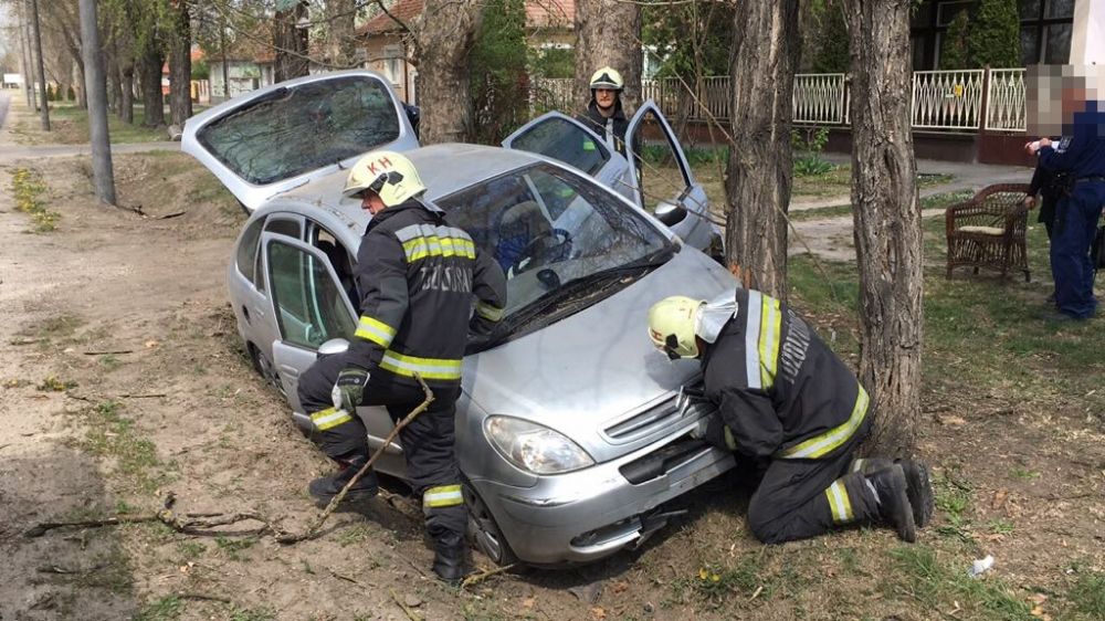 Fának rohant egy autó a Jókain (galéria)