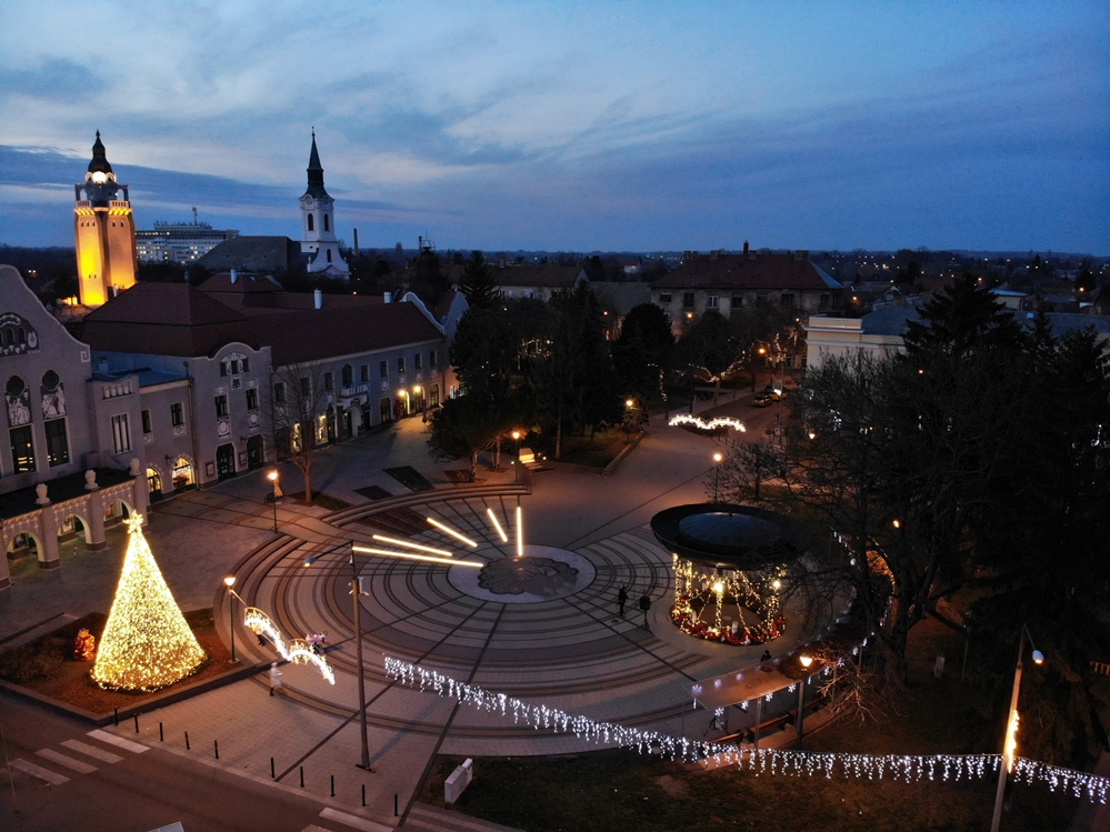 Adventi fényben a főtér