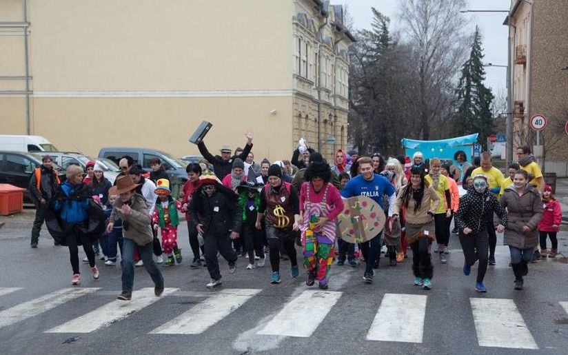 (►) Jelmezeket elő, futócipőket fel!