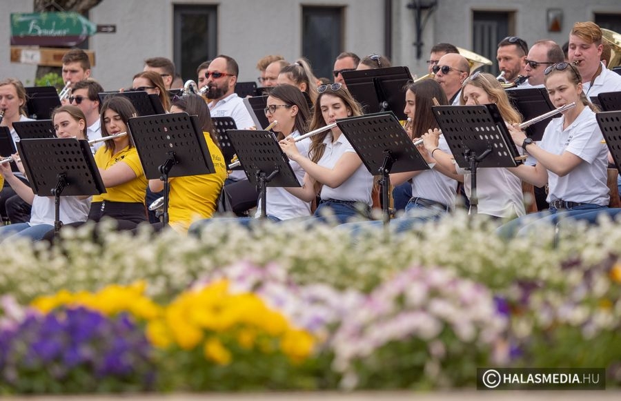 150 fős fúvószenekar adott koncertet a főtéren (galéria)