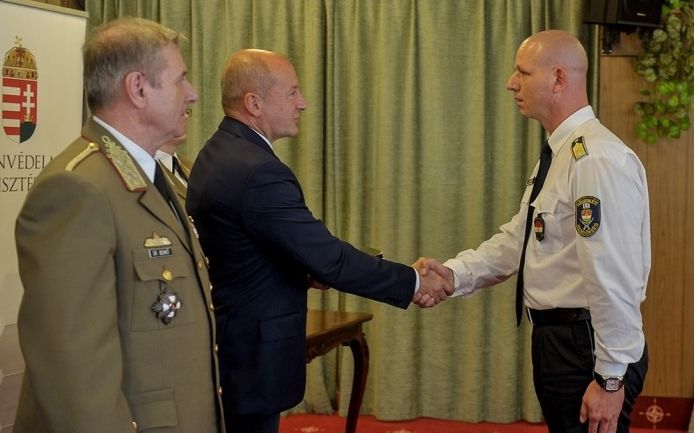 Honvédelmi elismerés a halasi rendőrtiszteknek