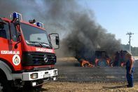 A falu polgármestere is oltotta a lángoló gépeket (videóval)