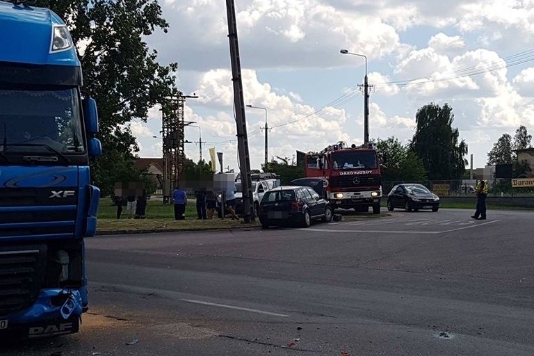 Kamion és két személyautó ütközött