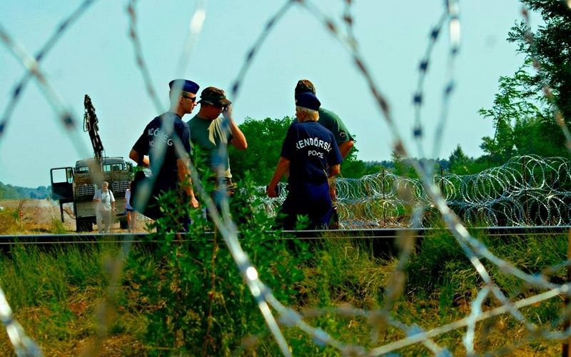 Több ezer rendőrt vezényelnek le a szerb-magyar határhoz