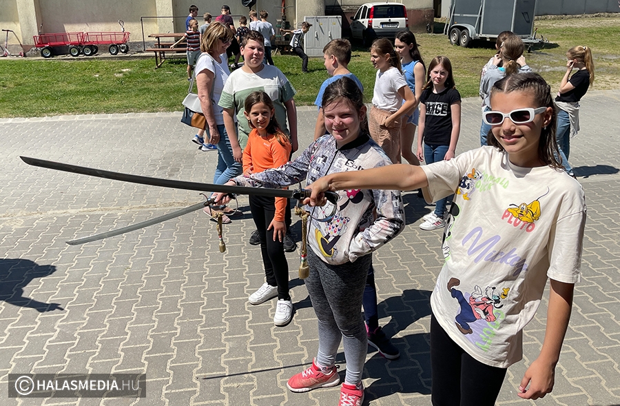 Huszáros központis látogatás a lovasparkban