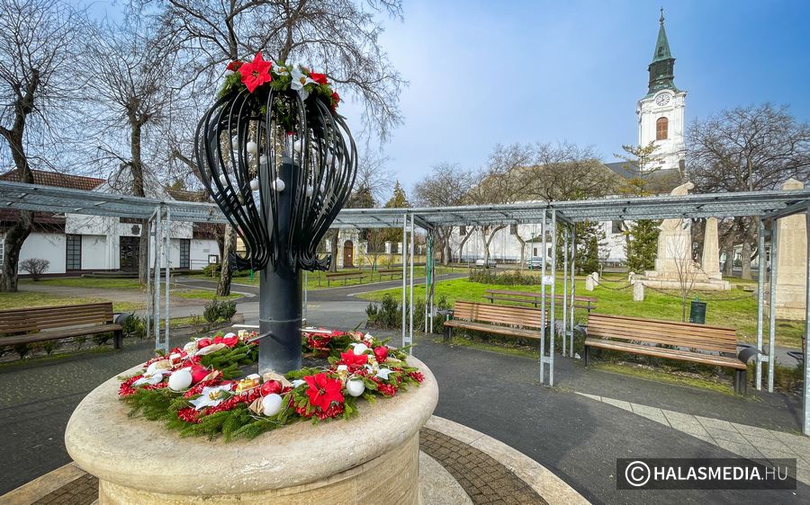 Karácsonyi viseletben a díszkút