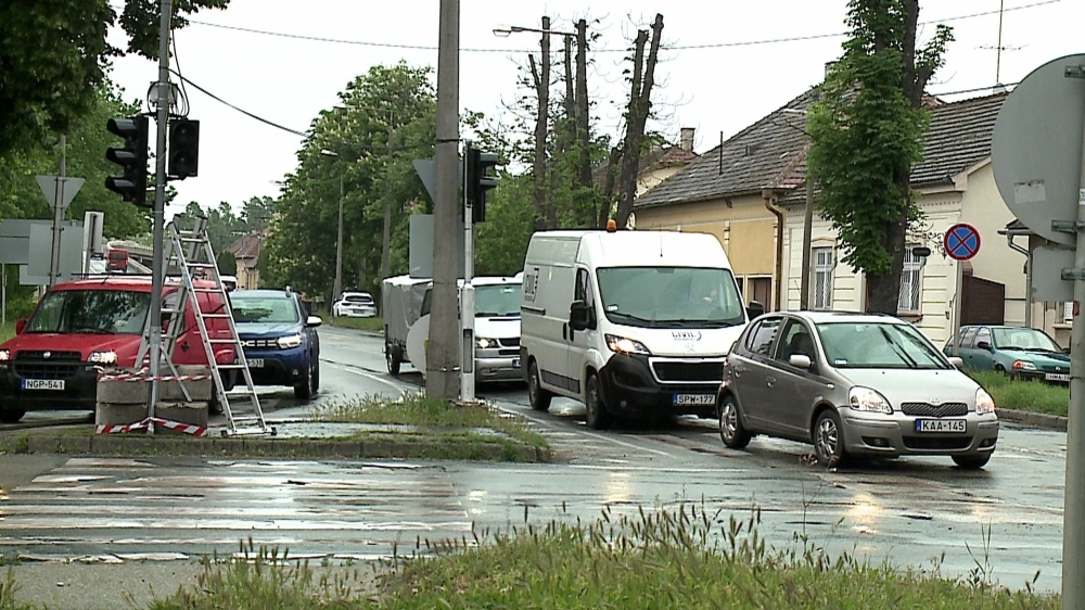 Megszűnik a Batthyány utca és az 53-as főút jelzőlámpás forgalomirányítása