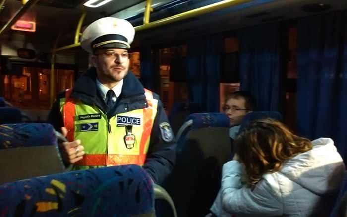 (►) Rendőrségi akció a buszon