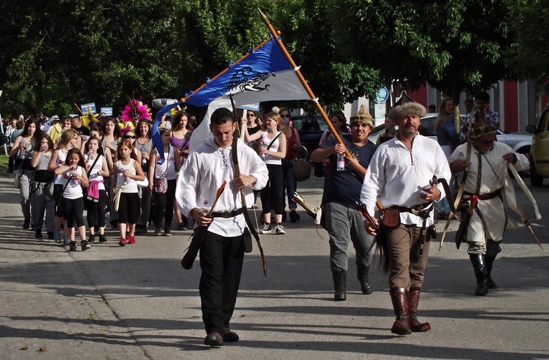 Hömpölygő Szent Iván-menet