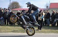 Motorral űzték el a telet