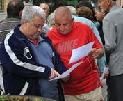 Tanácstalanul várakozó ügyfelek a Takarékszövetkezet előtt (galériával)
