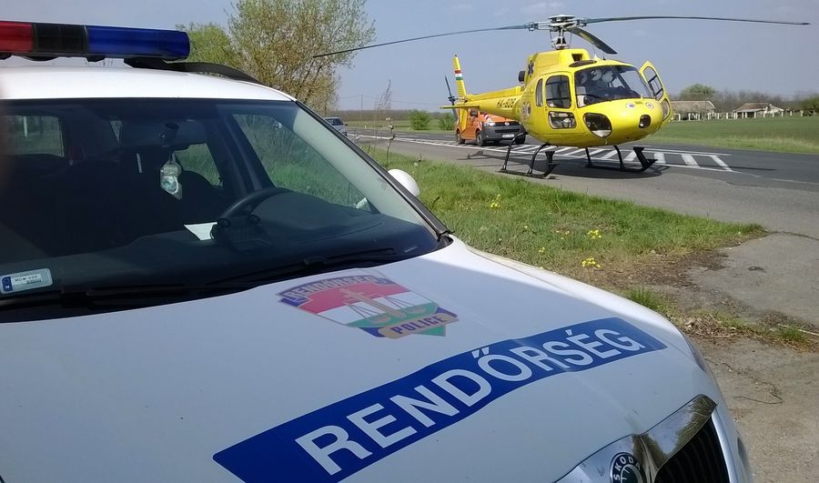 Felborult autó Kisszállás közelében