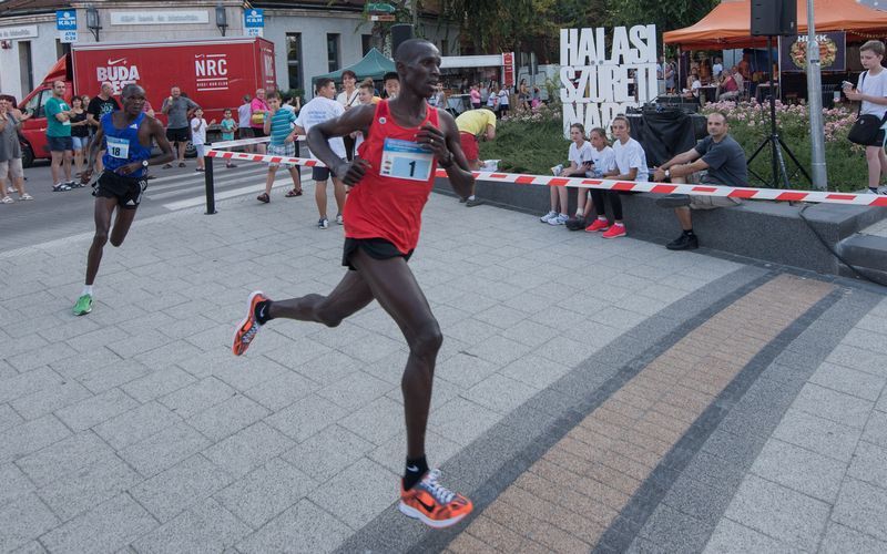 Kenyai győzelmek a szüreti futóversenyen