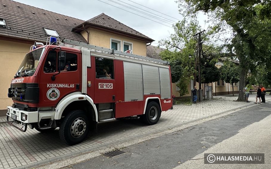 (►) Kettétört ostorfa, jelentős anyagi kár, személyi sérülés nem történt