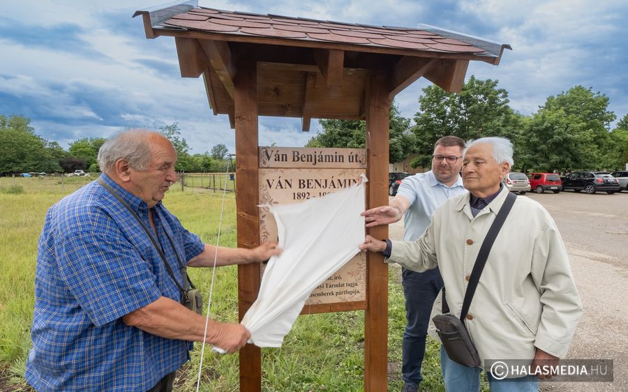 (►) Ván Benjámin emléktáblát avattak