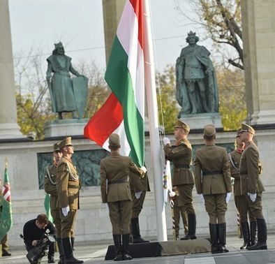 Ünnepélyes zászlófelvonás