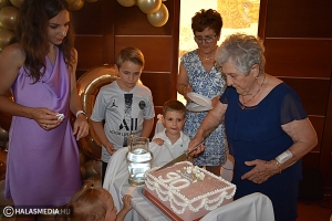 Köszöntötték a szeretett dédit - 90 éves születésnapját ünnepli Rokolya Imréné