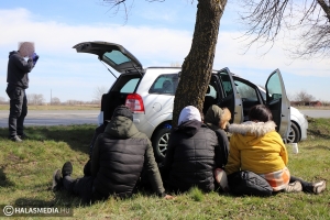 Migránsok balesete a Déli Városkapunál: kilencen ültek az Opelben (galéria)