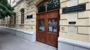 Vascsővel kergette az apósát – vádat emelt az ügyészség