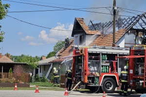 Teljes terjedelmében égett egy családi ház tetőszerkezete Balotaszálláson