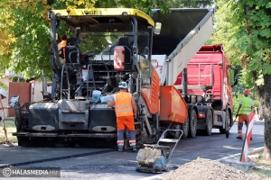 Aszfaltozás: hamarosan átadják a forgalomnak a megújult Batthyány utcát