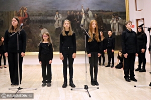 „Gyászba öltözött csillagom...”(galéria)