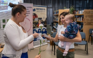 Virággal köszöntötték a szoptatós anyukákat (galéria)