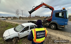 Elszállították a Kopolyai út mellett hagyott összetört autót