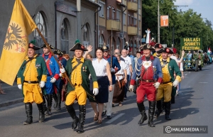 A 45. szüreti menet nézők sokaságát vonzotta az utcákra (galéria)