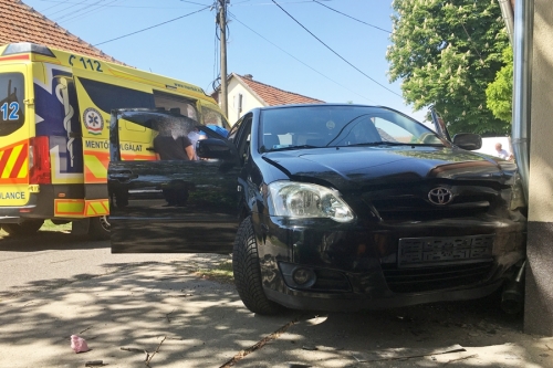 Toyotának ütközött egy Opel a Sereg utcai kereszteződésben